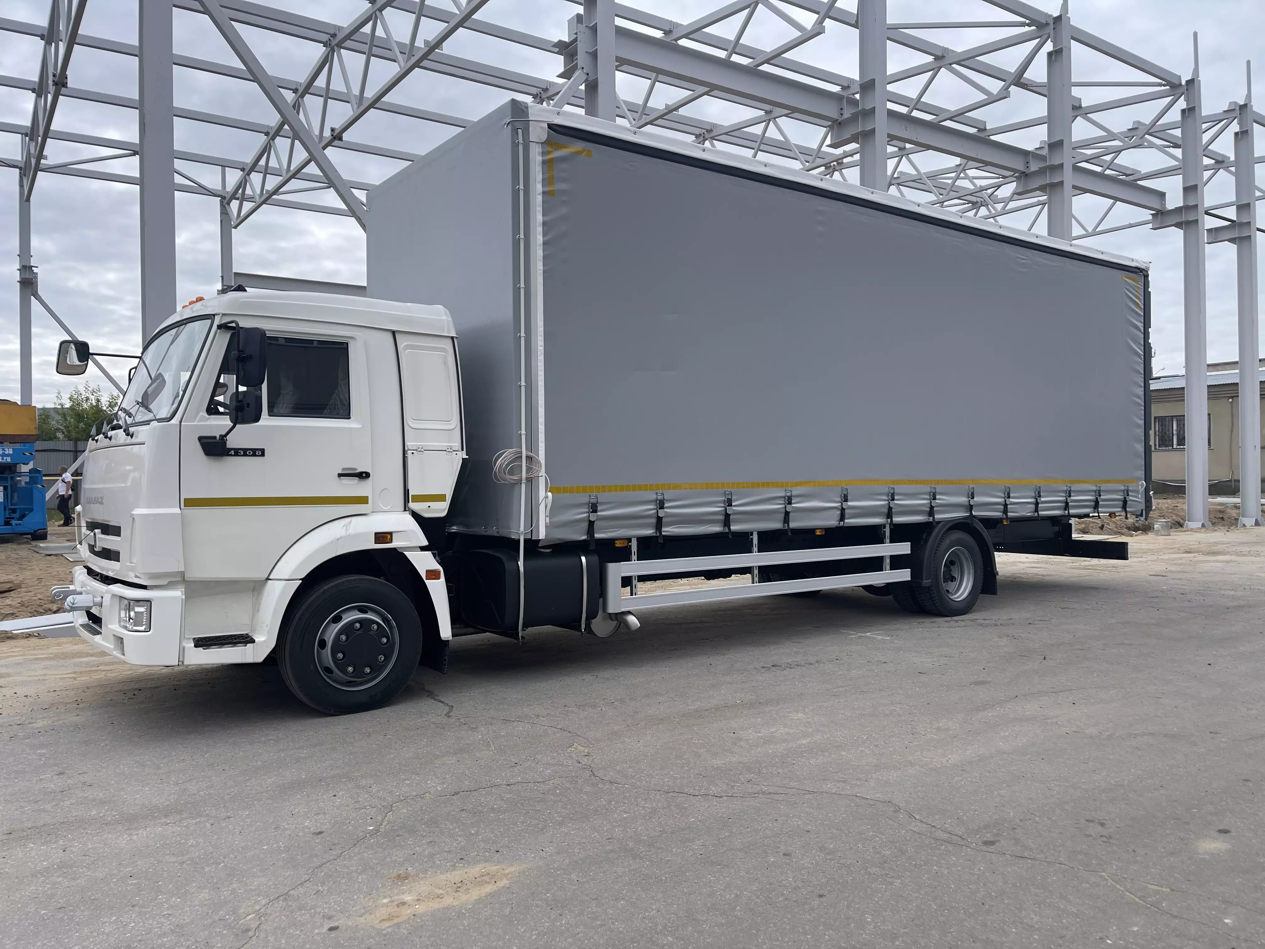 Бортовой автомобиль 4388-010-69 (4x2) на шасси КАМАЗ 4388-010-69 